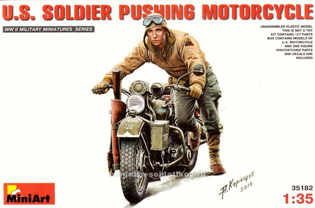 Американский солдат толкающий мотоцикл
