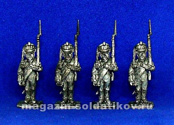 Сборные фигуры из металла Русские мушкетеры 1812 г. (на плечо), набор из 4 шт, смола 28 мм STP-miniatures