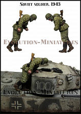 Сборная фигура из смолы ЕМ 35237 Советский солдат 1943 г. 1:35, Evolution - фото